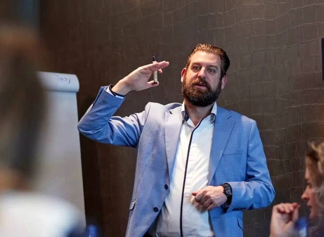 Bas Wouters teaching behavioral science in a training session